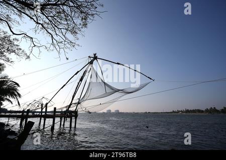 Kochi, India - 17 dicembre 2016: Reti da pesca cinesi sulla spiaggia di Kochi Fort a Kochi, India. Foto Stock