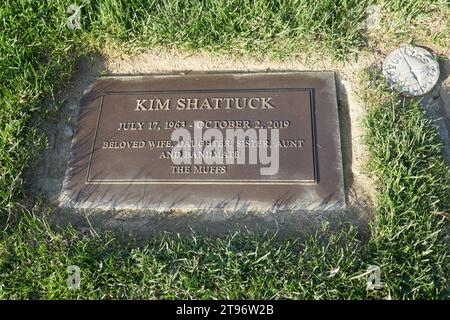 Glendale, California, USA 21 novembre 2023 il cantante Kim Shattuck grave in Kindly Light Section al Forest Lawn Memorial Park il 21 novembre 2023 a Glendale, California, USA. Foto di Barry King/Alamy Stock Photo Foto Stock