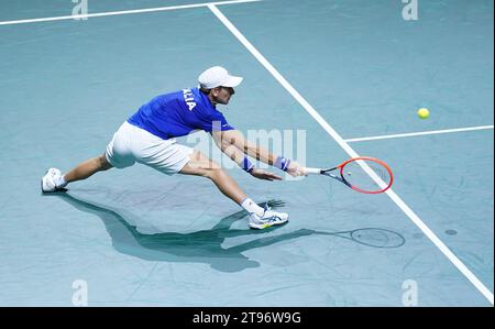 L'italiano Matteo Arnaldi durante la partita dei quarti di finale di Coppa Davis 2023 al Palacio de Deportes Jose Maria Martin Carpena a Malaga, in Spagna. Data foto: Giovedì 23 novembre 2023. Foto Stock