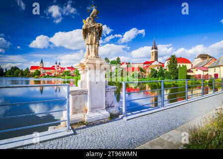 Telc, Moravia. Piccola città medievale della Repubblica Ceca, patrimonio dell'umanità. Giornata di sole con bellissime nuvole bianche. Foto Stock