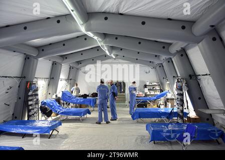 Leopoli, Ucraina - 14 marzo 2022: Ospedale da campo schierato dalla ONG cristiana Samaritan's Purse in un parcheggio sotterraneo dello shoppi Foto Stock