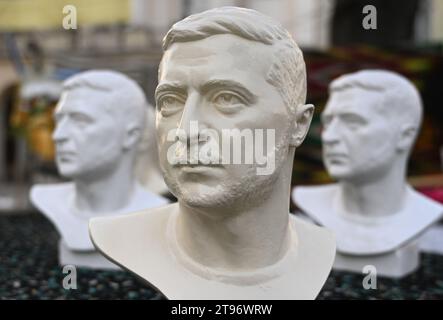 Leopoli, Ucraina - 10 febbraio 2023. I busti in gesso raffiguranti il presidente ucraino Volodymyr Zelensky sono venduti come souvenir in un mercato nella città di Foto Stock