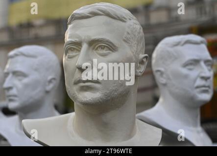 Leopoli, Ucraina - 10 febbraio 2023. I busti in gesso raffiguranti il presidente ucraino Volodymyr Zelensky sono venduti come souvenir in un mercato nella città di Foto Stock