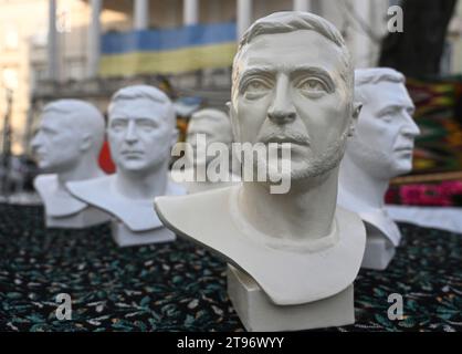 Leopoli, Ucraina - 10 febbraio 2023. I busti in gesso raffiguranti il presidente ucraino Volodymyr Zelensky sono venduti come souvenir in un mercato nella città di Foto Stock