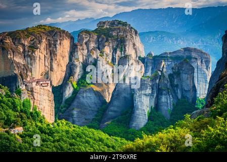 Meteora, Grecia. Monastero di Roussanou e famose formazioni rocciose di arenaria e patrimonio mondiale greco. Foto Stock