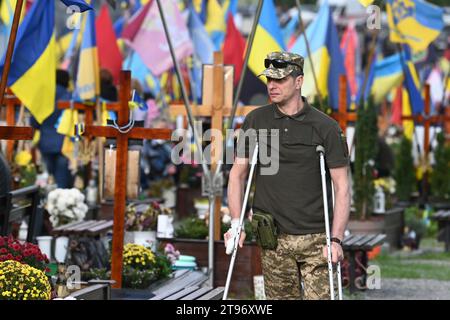 Leopoli, Ucraina - 1 ottobre 2023: I militari ucraini visitano le tombe dei soldati ucraini caduti nel cimitero militare di Leopoli. Foto Stock