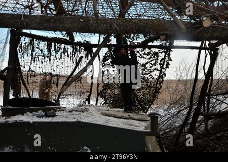 Kupyansk, Oblast' di Charkiv, Ucraina. 22 novembre 2023. I membri del servizio ucraino coprono un pezzo di artiglieria S21 dopo una missione di fuoco. Comandando una posizione di artiglieria nella regione, le truppe ucraine si preparano all'inverno e ai potenziali assalti russi. (Immagine di credito: © Madeleine Kelly/ZUMA Press Wire) SOLO USO EDITORIALE! Non per USO commerciale! Foto Stock