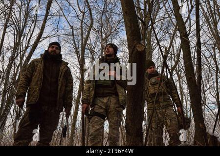 Kupyansk, Oblast' di Charkiv, Ucraina. 22 novembre 2023. I soldati ucraini si trovano nella linea degli alberi, un'unità di artiglieria, lavorano con pezzi di artiglieria S21 nella regione di Charkiv. Comandando una posizione di artiglieria nella regione, le truppe ucraine si preparano all'inverno e ai potenziali assalti russi. (Immagine di credito: © Madeleine Kelly/ZUMA Press Wire) SOLO USO EDITORIALE! Non per USO commerciale! Foto Stock