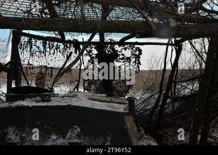 Kupyansk, Oblast' di Charkiv, Ucraina. 22 novembre 2023. I membri del servizio ucraino coprono un pezzo di artiglieria S21 dopo una missione di fuoco. Comandando una posizione di artiglieria nella regione, le truppe ucraine si preparano all'inverno e ai potenziali assalti russi. (Immagine di credito: © Madeleine Kelly/ZUMA Press Wire) SOLO USO EDITORIALE! Non per USO commerciale! Foto Stock