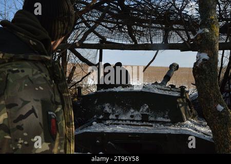 Kupyansk, Oblast' di Charkiv, Ucraina. 22 novembre 2023. I soldati ucraini si preparano a sparare un pezzo di artiglieria S21 nelle posizioni russe nella regione di Charkiv. Comandando una posizione di artiglieria nella regione, le truppe ucraine si preparano all'inverno e ai potenziali assalti russi. (Immagine di credito: © Madeleine Kelly/ZUMA Press Wire) SOLO USO EDITORIALE! Non per USO commerciale! Foto Stock