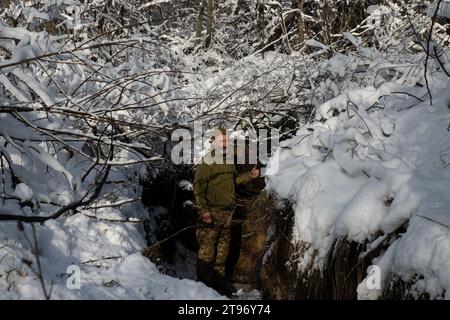 Kupyansk, Oblast' di Charkiv, Ucraina. 22 novembre 2023. Il membro del servizio ucraino, Leche, si trova al di fuori della sua trincea di comando nella regione di Charkiv. Comandando una posizione di artiglieria nella regione, le truppe ucraine si preparano all'inverno e ai potenziali assalti russi. (Immagine di credito: © Madeleine Kelly/ZUMA Press Wire) SOLO USO EDITORIALE! Non per USO commerciale! Foto Stock