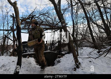 Kupyansk, Oblast' di Charkiv, Ucraina. 22 novembre 2023. Un soldato ucraino corre per ricaricare un pezzo di artiglieria S21 durante una missione di fuoco. Comandando una posizione di artiglieria nella regione, le truppe ucraine si preparano all'inverno e ai potenziali assalti russi. (Immagine di credito: © Madeleine Kelly/ZUMA Press Wire) SOLO USO EDITORIALE! Non per USO commerciale! Foto Stock