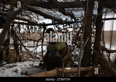 Kupyansk, Oblast' di Charkiv, Ucraina. 22 novembre 2023. I membri del servizio ucraino coprono un pezzo di artiglieria S21 dopo una missione di fuoco. Comandando una posizione di artiglieria nella regione, le truppe ucraine si preparano all'inverno e ai potenziali assalti russi. (Immagine di credito: © Madeleine Kelly/ZUMA Press Wire) SOLO USO EDITORIALE! Non per USO commerciale! Foto Stock