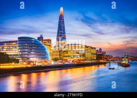 Londra, Regno Unito. Vista dello skyline della famosa New London, del Municipio e dello Shard, ora dorata del tramonto. La vista include il fiume Tamigi, grattacieli e l'ufficio Foto Stock
