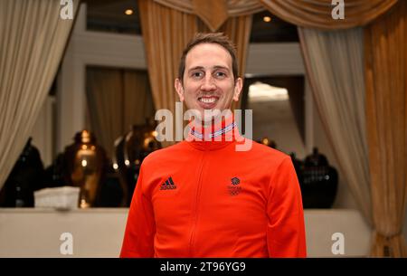 Londra, Regno Unito. 23 novembre 2023. Durante l'annuncio del team Triathlon di rappresentare il TeamGB alle Olimpiadi di Parigi 2024.il leader del team Triathlon Mike Cavendish durante l'annuncio del team Triathlon di rappresentare il TeamGB alle Olimpiadi di Parigi 2024. Credito: Sport in Pictures/Alamy Live News Foto Stock