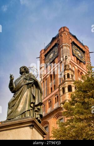 Statua di Copernico di fronte al Municipio della città vecchia di Toruń, Kujawsko-Pomorskie, Polonia Foto Stock