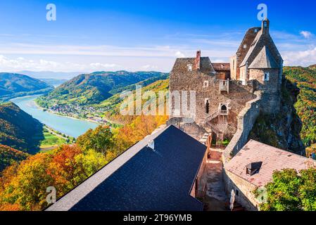 Burg Aggstein, Austria. Splendido paesaggio con rovine del castello di Aggstein e fiume Danubio, valle di Wachau. Foto Stock