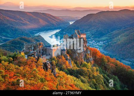 Burg Aggstein, Austria. Splendido paesaggio con rovine del castello di Aggstein e fiume Danubio al tramonto nella valle di Wachau in Austria. Incredibili rovine medievali. Foto Stock
