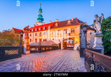Bratislava, Slovacchia. Una strada nella città vecchia di Bratislava (Pressburg) che porta alla torre di porta di Michele. Foto Stock