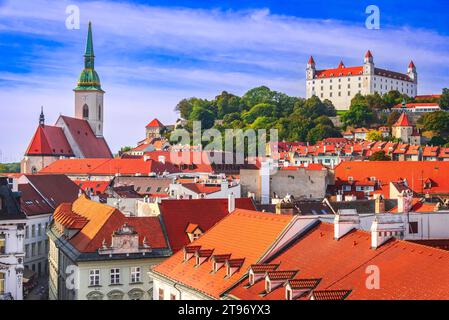 Bratislava, Slovacchia. Vista panoramica sul tetto del castello, della cattedrale e della piazza della città vecchia. Foto Stock