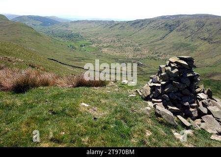 L'Upper Borrowdale Valley dal Beacon (Cairn) sulla sommità dell'Outlying Wainwright 'Robin Hood' Crookdale, Lake District National Park. Foto Stock