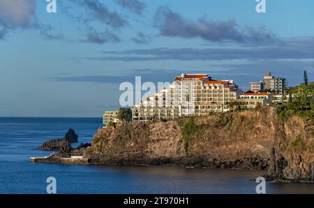 Porto e porto di Funchal, Portogallo, con appartamenti e hotel circostanti Foto Stock