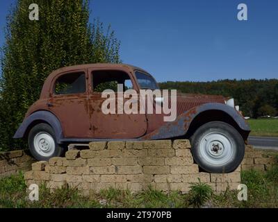 gli occhiali da auto più vecchi si vedono nelle auto d'epoca, le auto istoriche con i vecchi occhiali da sole Foto Stock