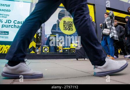 Londra, Regno Unito. 23 novembre 2023. Cartelli con sconti in Oxford Street che annunciano grandi sconti per il Black Friday. Il Black Friday cade il primo venerdì dopo il Ringraziamento, che quest'anno cade il 24 novembre. Agli acquirenti vengono offerti sconti fino al 70% da alcuni rivenditori. L'evento Black Frtiday abbastanza spesso continua nel fine settimana fino al Cyber Monday. Credito: Karl Black/Alamy Live News Foto Stock