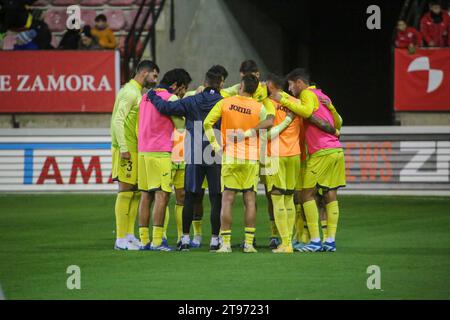 22 novembre 2023, Zamora, Castilla y Leon, Spagna: Zamora, Spagna, 22 novembre 2023: i giocatori del Villarreal CF fanno un ananas durante il secondo round della SM El Rey Cup 2023-24 tra Zamora CF e Villarreal CF, il 22 novembre 2023, presso lo Stadium Silver Route, a Zamora, in Spagna. (Immagine di credito: © Alberto Brevers/Pacific Press via ZUMA Press Wire) SOLO USO EDITORIALE! Non per USO commerciale! Foto Stock