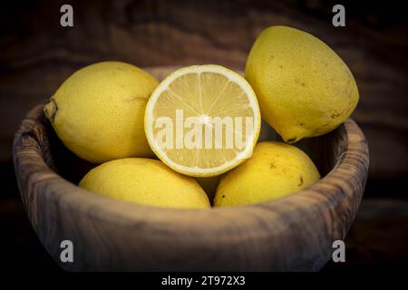 lime e aceto di limone su legno vivo Foto Stock