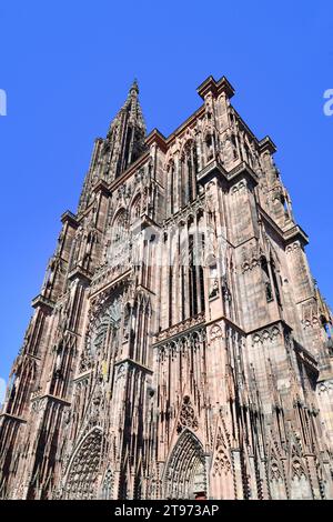 Torre della famosa Cattedrale di Strasburgo in Francia in stile romanico e gotico Foto Stock