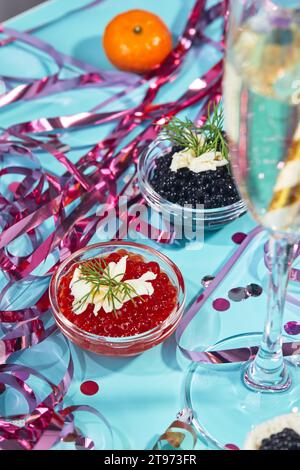 Due ciotole con caviale rosso e nero sul tavolo di Capodanno. Festa in stile russo Foto Stock