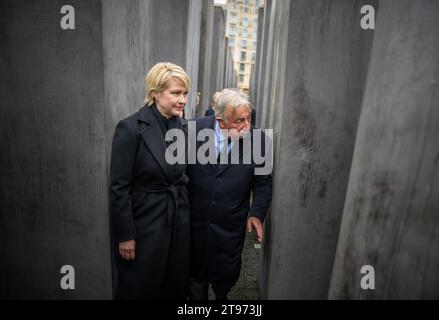 Berlino, Germania. 23 novembre 2023. Manuela Schwesig (SPD, l), presidente del Bundesrat e ministro presidente del Meclemburgo-Pomerania occidentale, visita il Memoriale dell'Olocausto insieme a Gérard Larcher, presidente del Senato francese, per deporre una corona. La cerimonia servì per commemorare i milioni di ebrei che furono perseguitati e uccisi durante la tirannia nazionalsocialista, come annunciato dal Consiglio federale. Crediti: Michael Kappeler/dpa/Alamy Live News Foto Stock