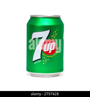 BERLINO - OTT 07: CAN con logotipo classico 7Up o Seven Up isolato su bianco, vista frontale a Berlino il 7 ottobre. 2023 in Germania Foto Stock