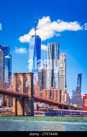 New York, Stati Uniti. Ponte di Brooklyn e Manhattan con vista su One World e Brooklyn. Foto Stock