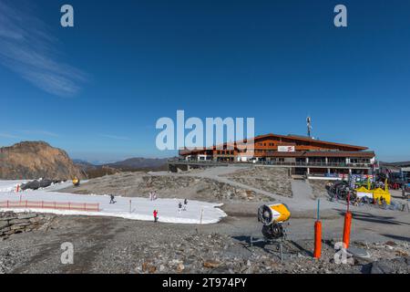 Sciare presso la stazione montana Tuxer Ferner Haus a 2.660 m di altitudine, Gletscherbergbahn Hintertux, Val Tuxer, Tirolo, Alpi della Zillertal, Austria, Europa Foto Stock