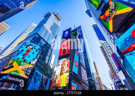 New York, USA - 18 settembre 2019: Times Square, Manhattan, trafficata intersezione turistica con Broadway, iconica strada con i taxi gialli simbolo di New Y Foto Stock