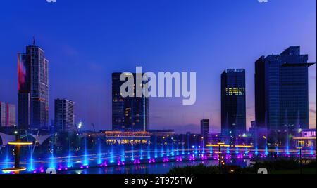 Uzbekistan, Tashkent - 29 settembre 2023: Una fontana con illuminazione laser e musica leggera nel Tashkent City Park di notte sullo sfondo Foto Stock