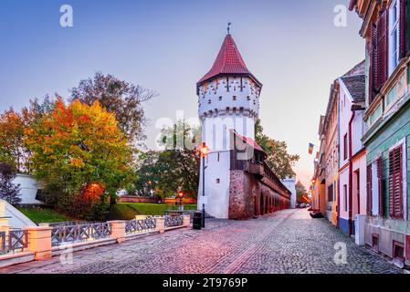Sibiu, Romania. Torre medievale dei Carpentieri. Famosa destinazione della Transilvania. Foto Stock