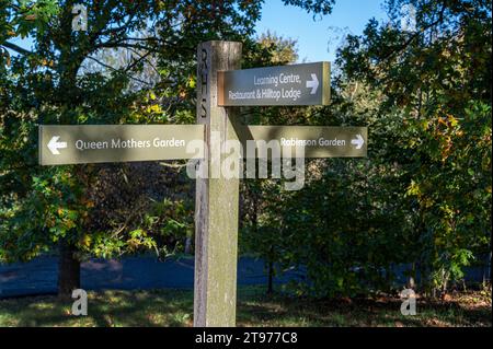 Cartello a RHS Hyde Hall, il soleggiato giorno autunnale. Foto Stock