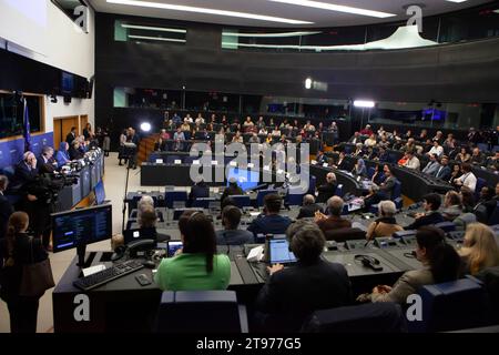 Strasburgo, Francia. 22 novembre 2023. Una visione generale della conferenza di Strasburgo. Un ampio spettro di deputati al Parlamento europeo (eurodeputati) si rivolge mercoledì a una conferenza a Strasburgo, invitando i leader dell'Unione europea a contrastare l'impunità e il terrorismo del regime iraniano, mettendo in blacklist le guardie rivoluzionarie come organizzazione terroristica e chiudendo le ambasciate del regime iraniano. Credito: SOPA Images Limited/Alamy Live News Foto Stock