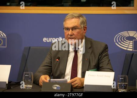 Strasburgo, Francia. 22 novembre 2023. L'ex ministro della difesa tedesco Franz Josef Jung interviene durante la conferenza. Un ampio spettro di deputati al Parlamento europeo (eurodeputati) si rivolge mercoledì a una conferenza a Strasburgo, invitando i leader dell'Unione europea a contrastare l'impunità e il terrorismo del regime iraniano, mettendo in blacklist le guardie rivoluzionarie come organizzazione terroristica e chiudendo le ambasciate del regime iraniano. Credito: SOPA Images Limited/Alamy Live News Foto Stock