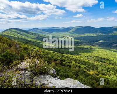 La bellezza selvaggia della natura selvaggia si rivela, mostrando montagne boscose sullo sfondo di rocce in primo piano lungo il Big Schloss V. Foto Stock