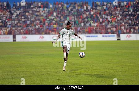 Il centrocampista bengalese Biswanath (L) durante la partita di qualificazione ai Mondiali di calcio del Bangladesh e Libano alla Bashundhara Kings Arena di Dacca, Bangla Foto Stock