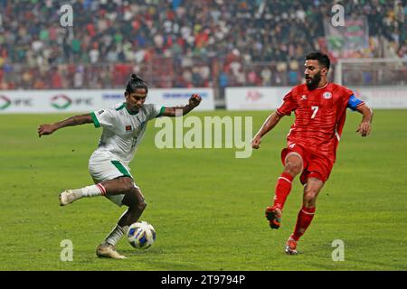 Il centrocampista bengalese Biswanath (L) durante la partita di qualificazione ai Mondiali di calcio del Bangladesh e Libano alla Bashundhara Kings Arena di Dacca, Bangla Foto Stock