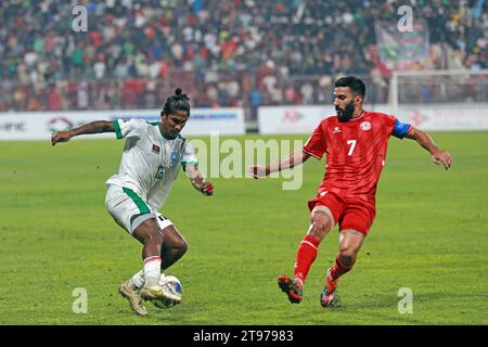 Il centrocampista bengalese Biswanath (L) durante la partita di qualificazione ai Mondiali di calcio del Bangladesh e Libano alla Bashundhara Kings Arena di Dacca, Bangla Foto Stock