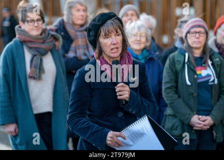 La scozzese Makar (National Poet for Scotland) Kathleen Jamie si unì ad altri scrittori, artisti e attivisti riuniti fuori dal Parlamento scozzese a Edimburgo, per chiedere sostegno trasversale per l'azione sul clima. Data foto: Giovedì 23 novembre 2023. Foto Stock