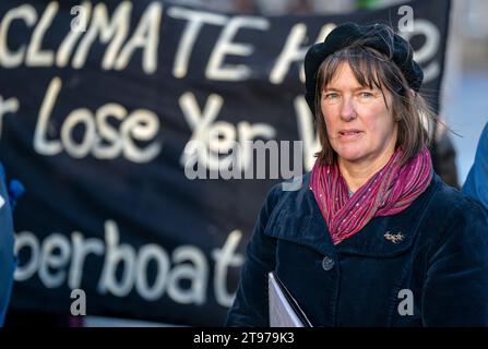 La scozzese Makar (National Poet for Scotland) Kathleen Jamie si unì ad altri scrittori, artisti e attivisti riuniti fuori dal Parlamento scozzese a Edimburgo, per chiedere sostegno trasversale per l'azione sul clima. Data foto: Giovedì 23 novembre 2023. Foto Stock