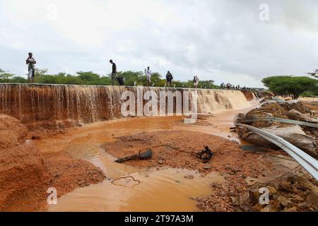 Nairobi. 22 novembre 2023. La gente cammina lungo una strada distrutta a seguito di forti piogge sull'autostrada Thika-Garissa nel nord del Kenya il 22 novembre 2023. Secondo la società della Croce Rossa del Kenya, almeno 71 persone sono morte, più di 200 feriti e più di 150.000 altri sfollati in tutto il paese, mentre le forti piogge continuano a causare disordini. Crediti: Joy Nabukewa/Xinhua/Alamy Live News Foto Stock