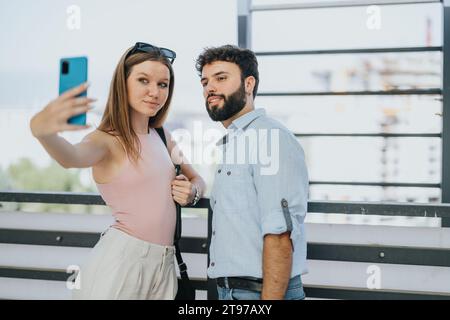 I partner commerciali scattano un selfie in città durante la pausa dal lavoro. Foto Stock